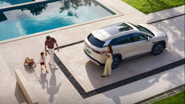 隆源配资 200km纯电+3.2L油耗! 比亚迪宋双车上市, 9.98万颠覆混动SUV市场